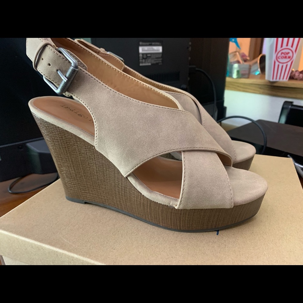 Women’s wedge sandals